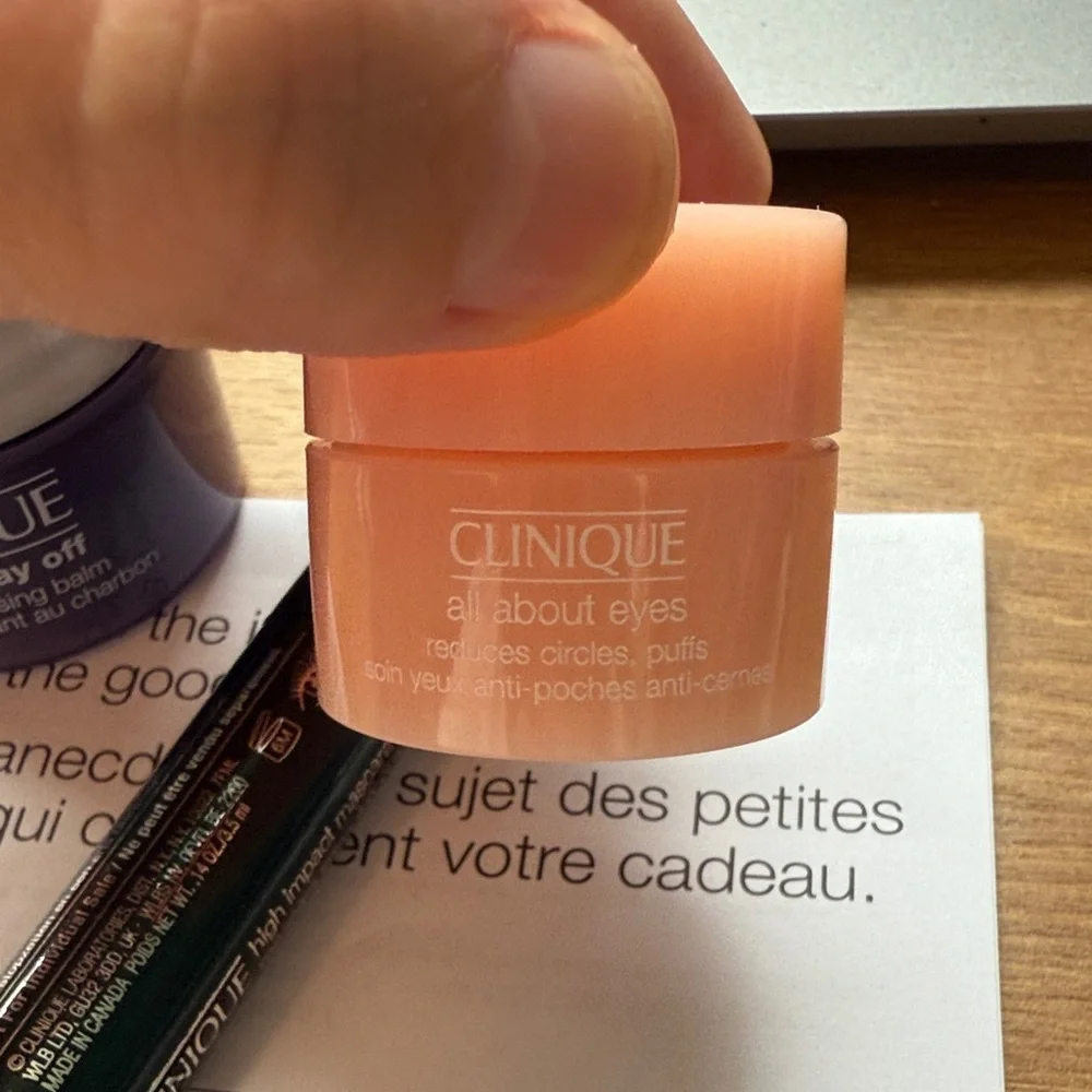 Clinique Purple Cosmetic Bag Makeup Bag with Three Samples all NEW UNOPENED‎